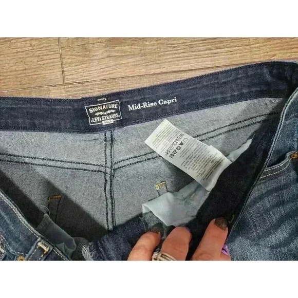 Levi's Signature Womens Modern Capri Jean Shorts Sz 24 Mid Rise Pant Dark Denim - Picture 4 of 7